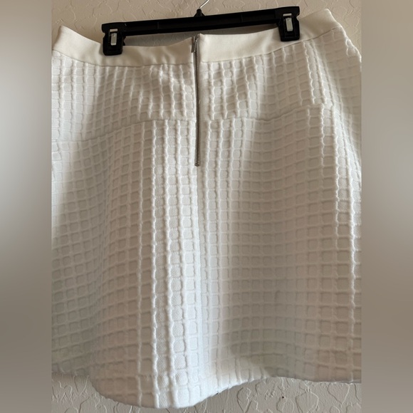 Banana Republic, size 12, white fit and flare quilted skirt - Picture 10 of 10